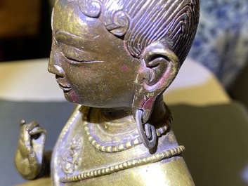 Een Sino-Tibetaanse verguld bronzen figuur van Boeddha, 17/18e eeuw
